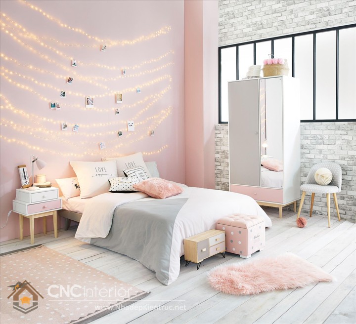 Tôi muốn giới thiệu với bạn một phòng ngủ màu hồng đầy mê hoặc. Với sự kết hợp giữa các đồ nội thất hiện đại và trang trí màu hồng tinh tế, phòng ngủ sẽ trở thành nơi thư giãn hoàn hảo sau một ngày làm việc mệt nhọc.